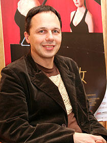 映画は静かだが、監督は陽気なフランス人