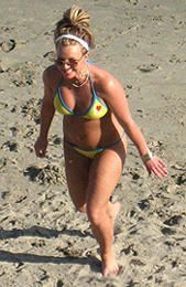 ブリトニー・スピアーズ、ハート模様のビキニで日光浴。ちょっと痩せた？