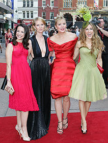 「SATC」ワールドプレミア、サラ・ジェシカ・パーカーが盆栽ハットで登場!?