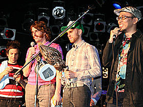 全英ナンバーワンのロックバンドが「鷹の爪」試写会でライブ！