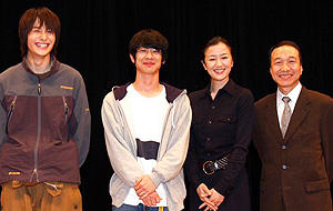 伊坂幸太郎「重力ピエロ」撮影快調！加瀬亮、鈴木京香らが仙台で会見