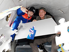 「神様のパズル」の市原隼人、“無重力会見”でグロッキー