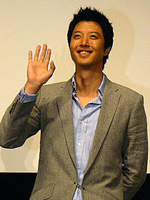 イ・ドンゴンが“格闘技のようなラブシーン”に挑んだ主演最新作が公開