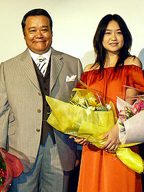 西田敏行＆池脇千鶴、1週遅れの「丘を越えて」舞台挨拶で和気あいあい