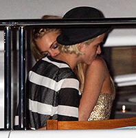 リンジー・ローハンが親友とキス！母親はレズビアン説を否定