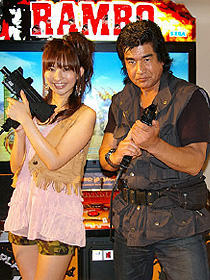 アクションスター藤岡弘、がゲーム「ランボー」に闘争本能むき出し