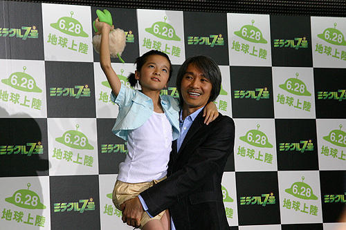 ゆうこりんにチャウ・シンチー困惑。「ミラクル7号」来日会見