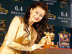 “黄金のミッキーマウス像”に黒谷友香が感激！「ナショトレ」イベント