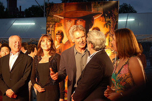 ハリソン・フォードがひざまずいて続編をお願い！「インディ4」プレミア