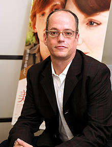 「ジュリアン・ムーアは本能で演じる」、「美しすぎる母」の監督絶賛！