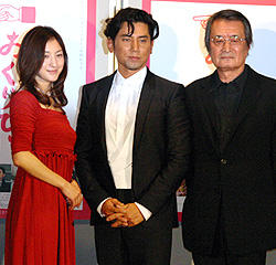 広末涼子、離婚ネタでからかわれて苦笑い。「おくりびと」会見