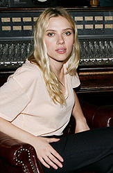 「オバマとはメル友よ」婚約中のスカーレット・ヨハンソンが明かす