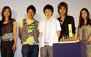 溝端淳平、誕生日プレゼントの海パン万国旗に感激。「ダイブ!!」初日