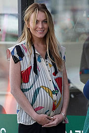 リンジー・ローハンが名誉挽回！新作コメディで妊婦姿を披露