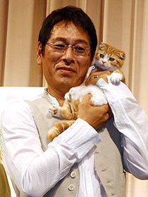子猫にメロメロの大杉漣、正真正銘の猫可愛がり「ネコナデ」