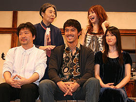 阿部寛らが壇上のお茶の間で舞台挨拶。「歩いても 歩いても」