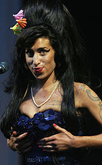 エイミー・ワインハウスが、ファンにパンチ＆ひじ鉄をお見舞い