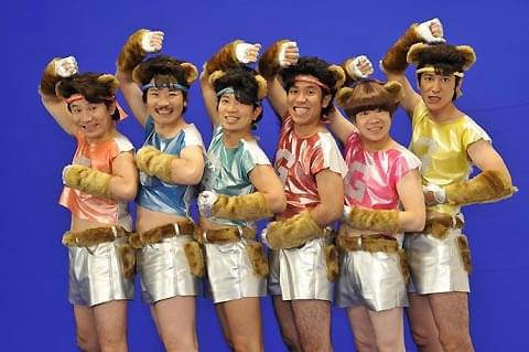 世界のナベアツ率いる「紫SHIKIBU」、「Gフォース」応援歌で歌って踊る