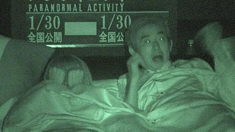 鑑賞中の2人…そうとう恐がっているようで