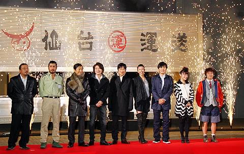 トラックの荷台からキャストが登場!