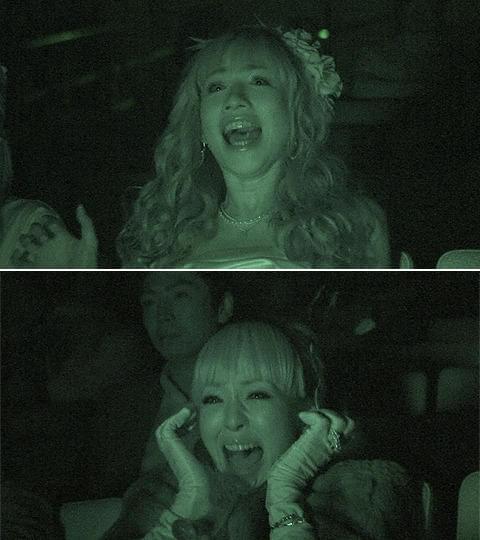 鑑賞中の優木（上）と神田（下）…いい驚きっぷり！