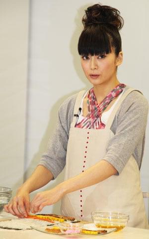 恵方巻き作りでは真剣な表情