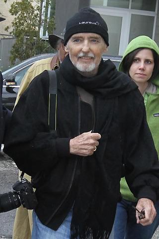 末期ガンのデニス・ホッパーが、家族や友人とレストランへ