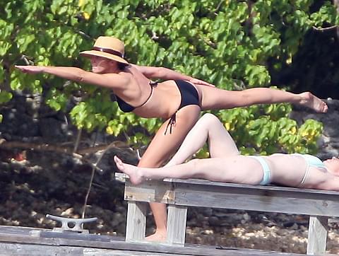 キャメロン・ディアスがビキニ姿で真剣ヨガ