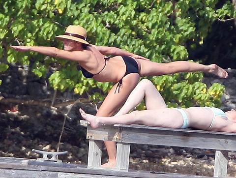 キャメロン・ディアスがビキニ姿で真剣ヨガ