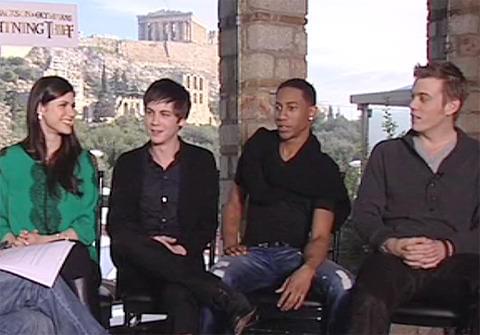 中継された会見の模様