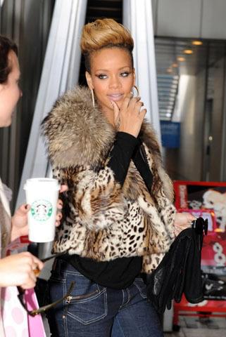 人気R＆Bシンガーのリアーナが来日 代官山のネイルサロンへ