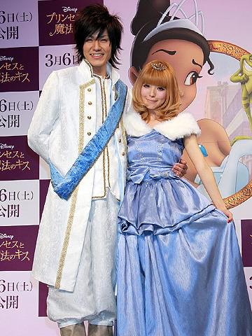 カエルに変身前の益若＆梅田夫妻