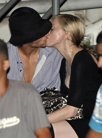 年下恋人と堂々キスのマドンナ 英国王室の「王冠を賭けた恋」を映画化