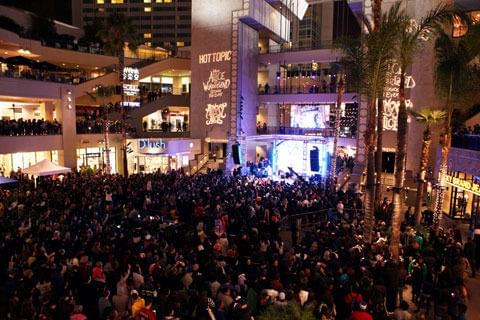 500人限定も、3000人以上のファンがLAへ