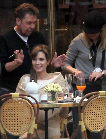 アンジェリーナ・ジョリーがパリで新作撮影 合間にブラピとキス！