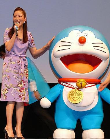 真矢みき、映画30周年のドラえもんに金メダル授与