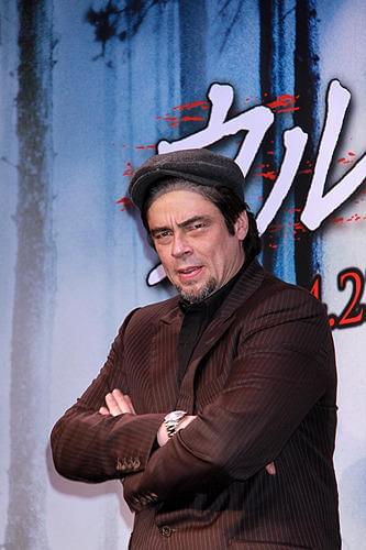 ベニチオ・デル・トロ、オオカミ男に変身し「うちの犬みたい」