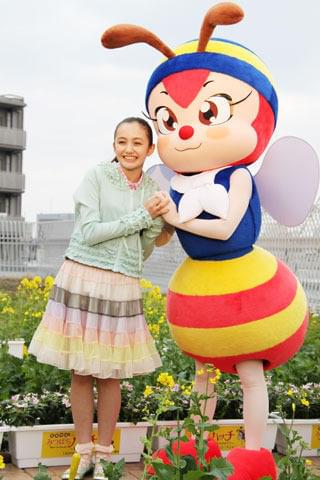 オリジナルよりもつぶらな瞳のハッチとアヤカ