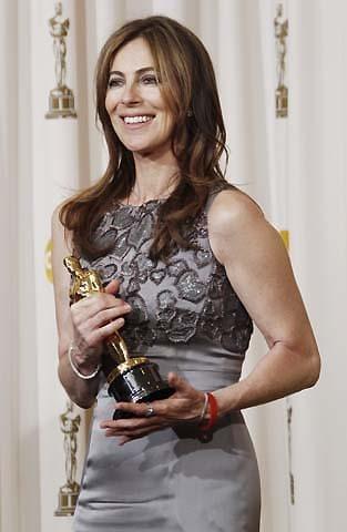 ビグロー監督は、オスカーを手に 感激の面持ち