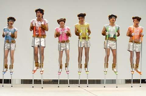 寒空の下、紫SHIKIBUが竹馬パフォーマンス