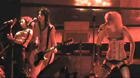 下着姿のダコタ・ファニングが熱唱！衝撃的なPV「チェリー・ボム」が公開