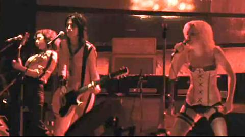 下着姿のダコタ・ファニングが熱唱！衝撃的なPV「チェリー・ボム」が公開