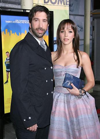 「フレンズ」デビッド・シュワイマーが、19歳年下恋人と婚約！