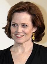 シガニー・ウィーバーが、美女たちの血を吸うバンパイアに！