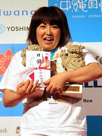 沖縄国際映画祭は黒沢かずこ主演「クロサワ映画」2冠で幕