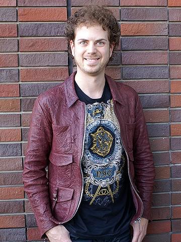 日本のファンに歌声を披露