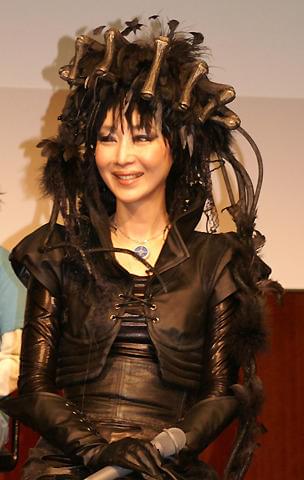 稲森いずみ、ムッチムチ悪の女王様に変身 日テレ系新ドラマ「怪物くん」会見