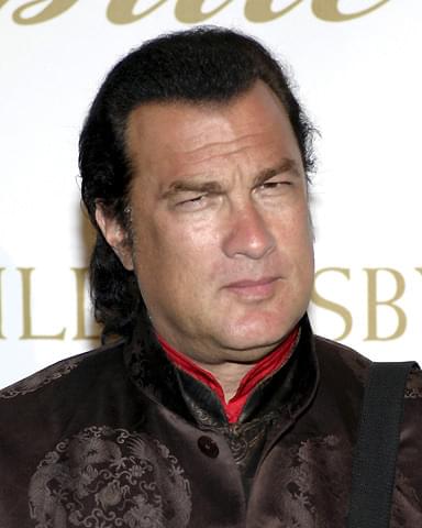 スティーブン・セガール、元スタッフからセクハラで訴えられる