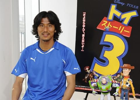 日本代表・中澤佑二「トイ・ストーリー3」CMでキャラクターと共演
