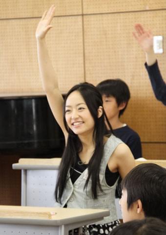 井上真央、筑波大附小学生と「Let's study English！」